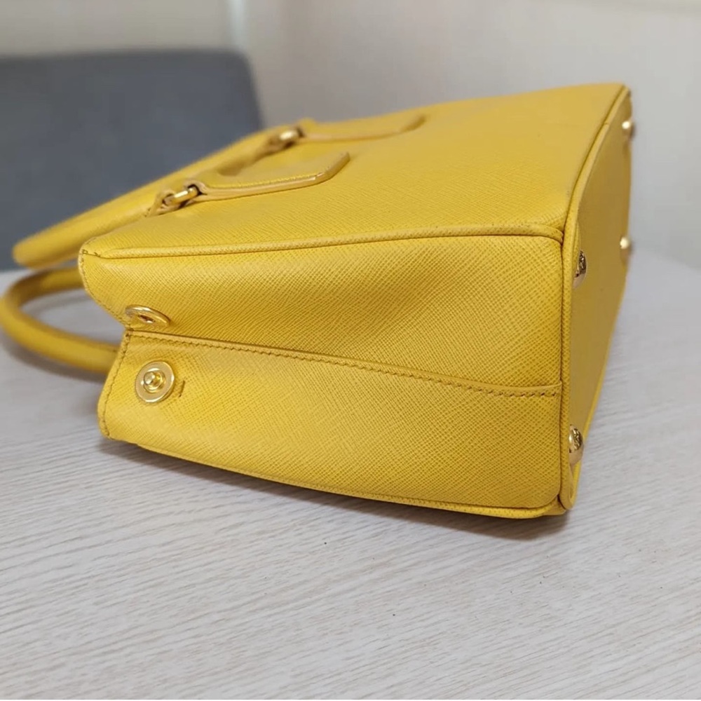 Prada Galleria Saffiano leather small-bag in Yellow - Picture 7 of 16